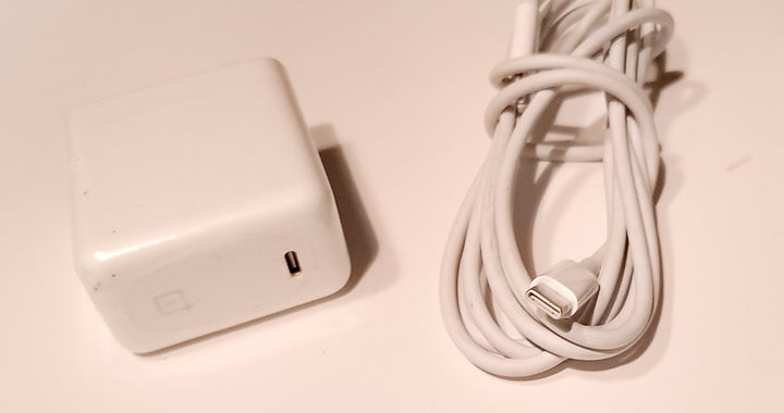 Adaptador de corriente OnePlus Warp Charge 65
y cable Apple USB C a C de 2 m